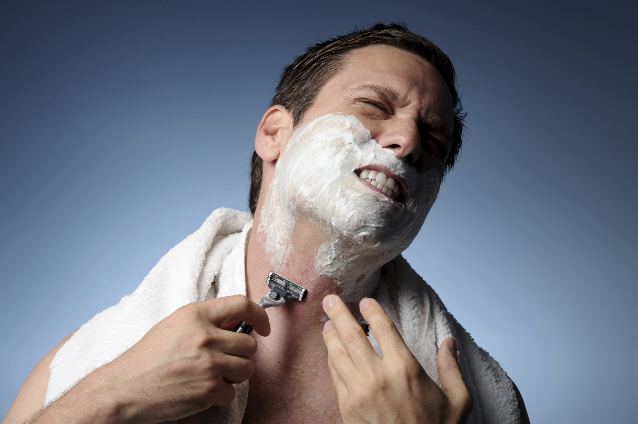 Опасность совмещения бритья. Мужчина бреется. Бритье лица. Фотосессия бритье. Бритья для мужчин.